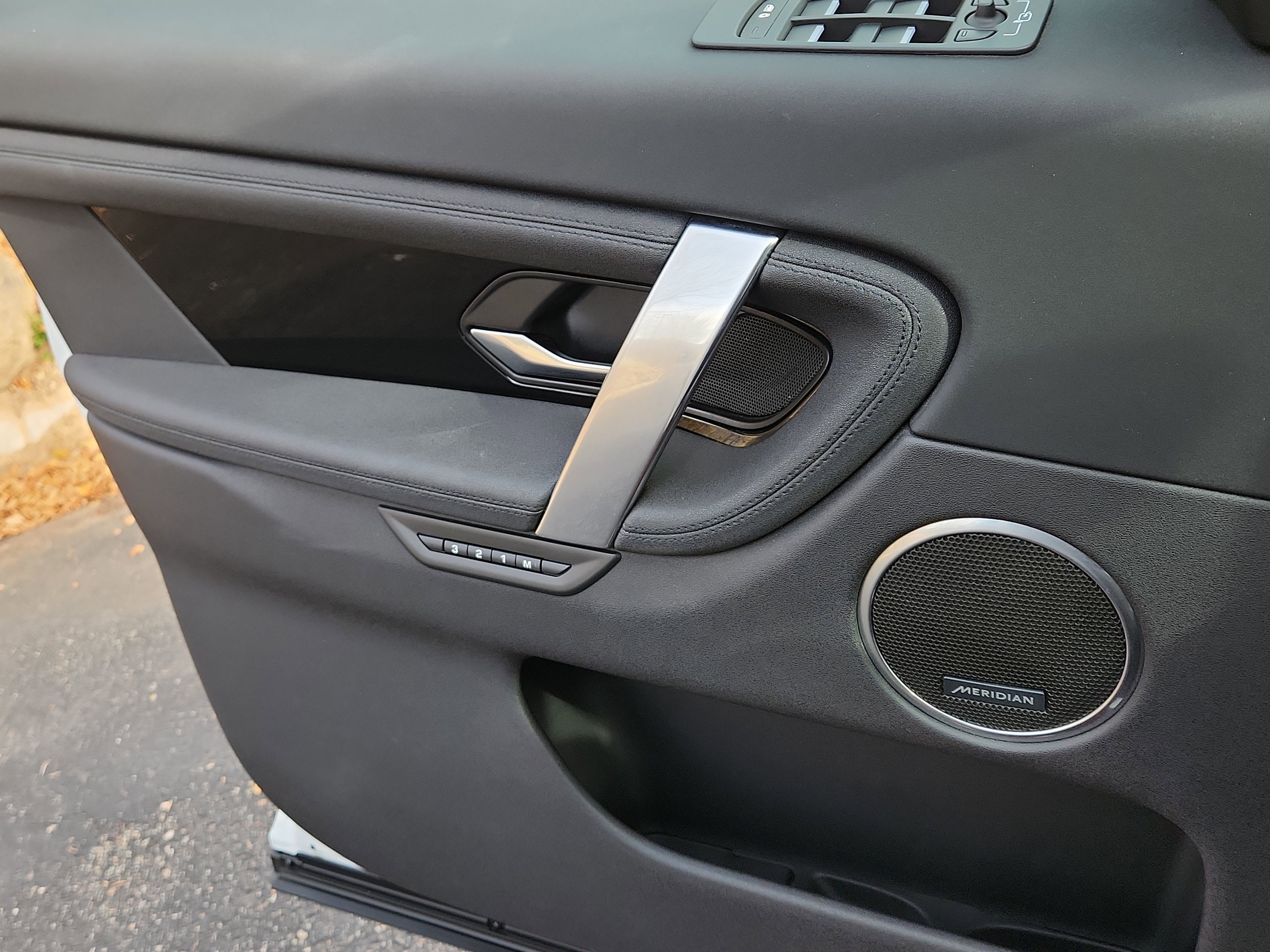 Used 2023 Land Rover Discovery Sport SE image 7