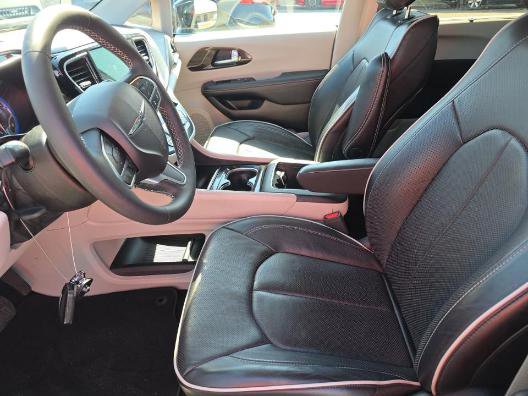Used 2024 Chrysler Pacifica Limited w/ Trailer Tow Group AWD/4WD image 2