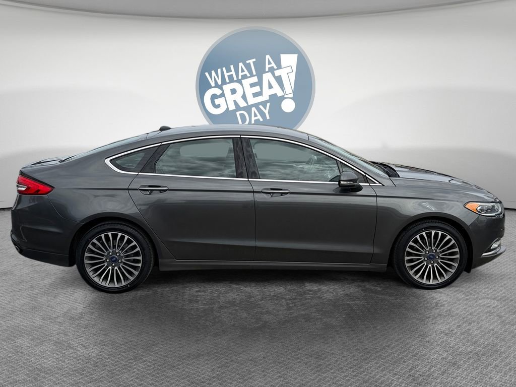 Used 2017 Ford Fusion SE w/ Fusion SE Technology Package image 2