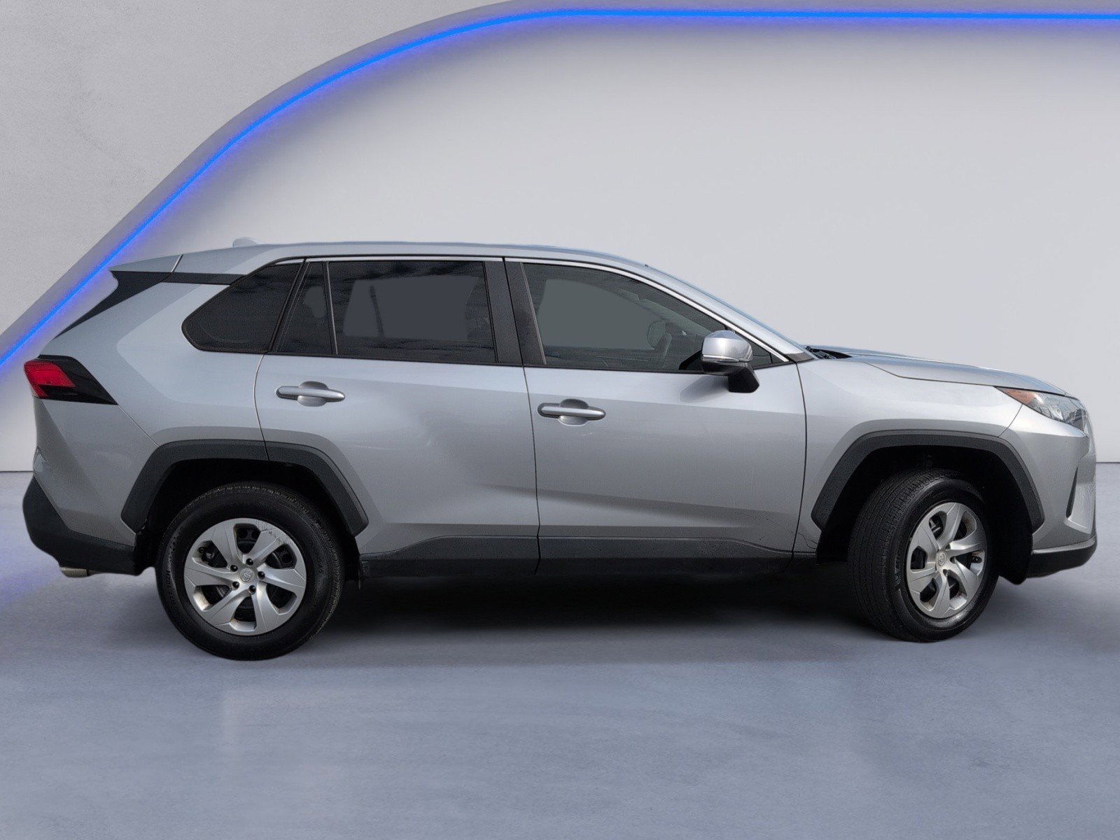 Used 2022 Toyota RAV4 LE image 3