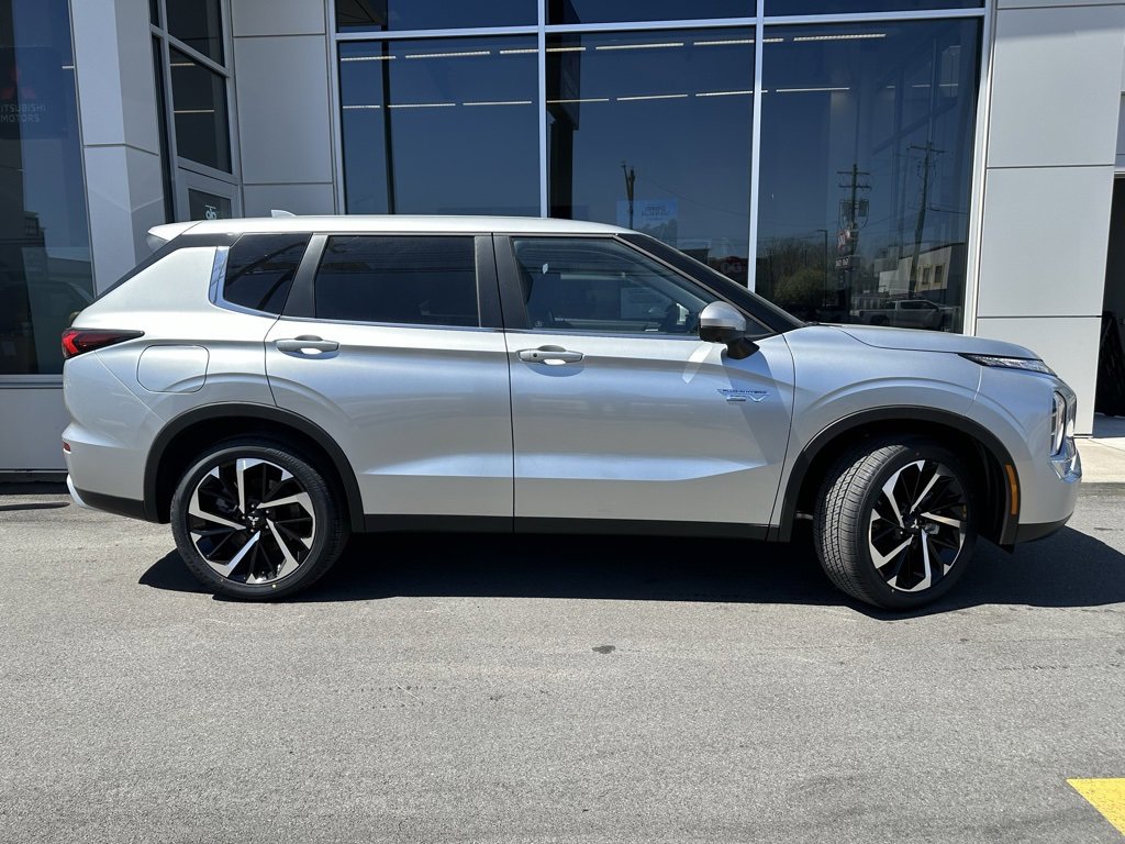 New 2025 Mitsubishi Outlander 4WD Plug-In Hybrid image 2