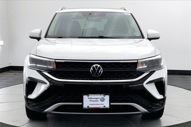 Certified 2022 Volkswagen Taos SE image 3