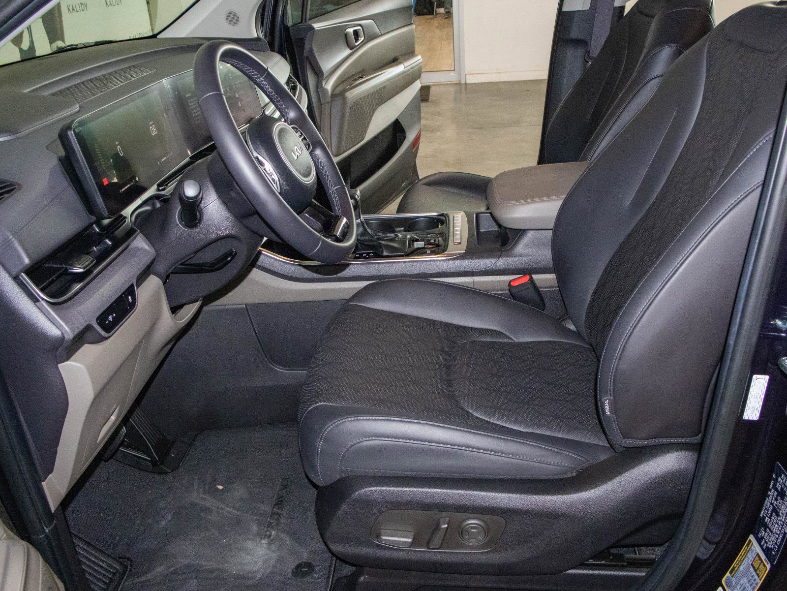 Used 2026 Kia Carnival EX image 8