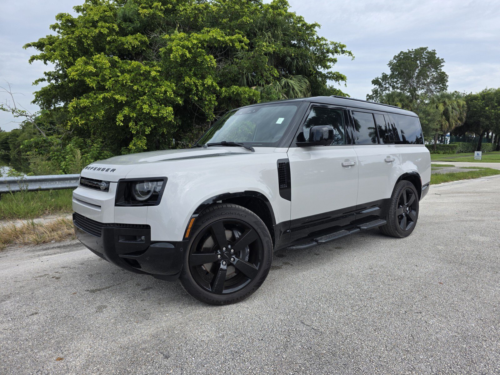 New 2026 Land Rover Defender 130 X-Dynamic SE AWD/4WD image 1
