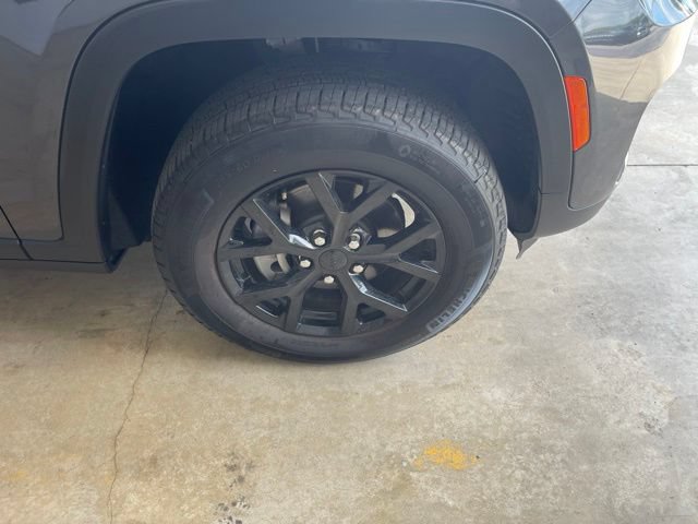 Used 2025 Jeep Grand Cherokee Altitude AWD/4WD image 10
