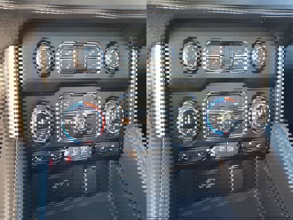 Used 2023 Chevrolet Tahoe Z71 w/ Luxury Package image 25