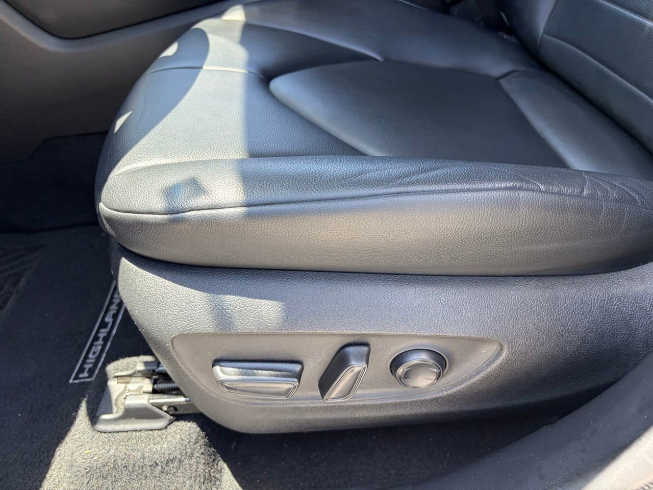 Used 2020 Toyota Highlander XLE FWD image 4
