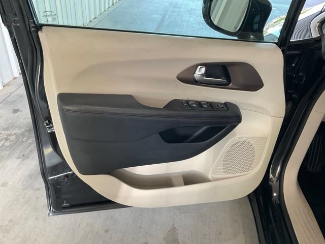 Used 2018 Chrysler Pacifica Touring-L Plus FWD image 3