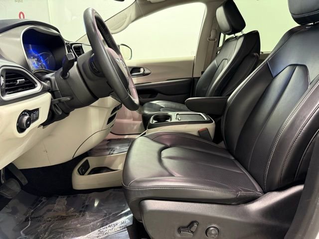 Used 2023 Chrysler Pacifica Touring-L image 13