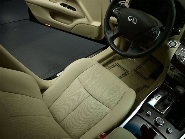 Used 2017 INFINITI Q70 3.7 image 9