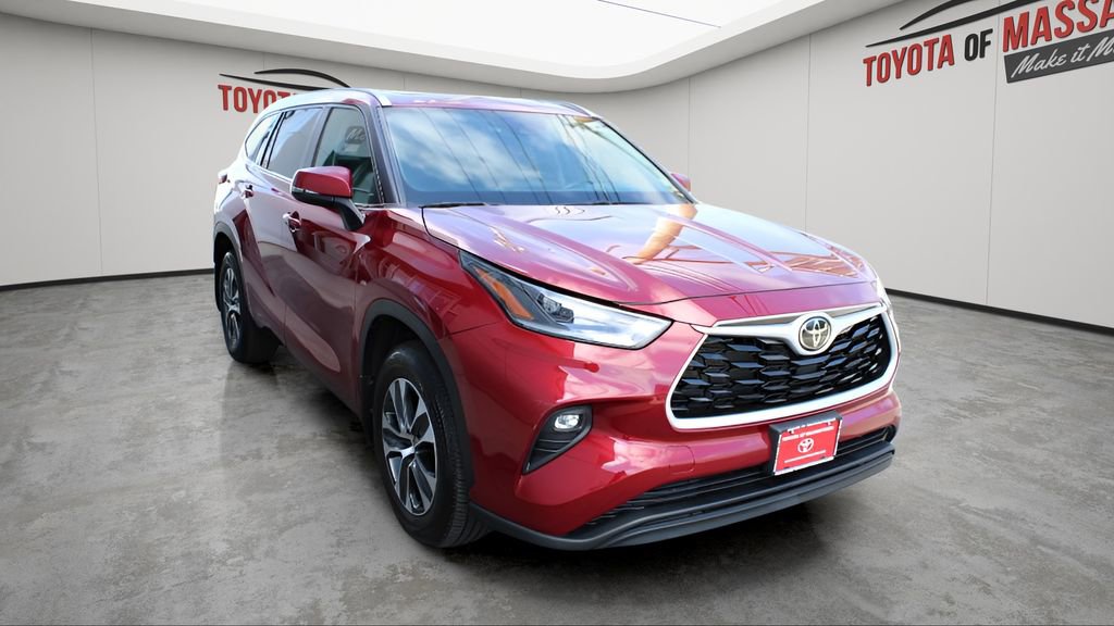 Used 2021 Toyota Highlander XLE AWD/4WD image 6