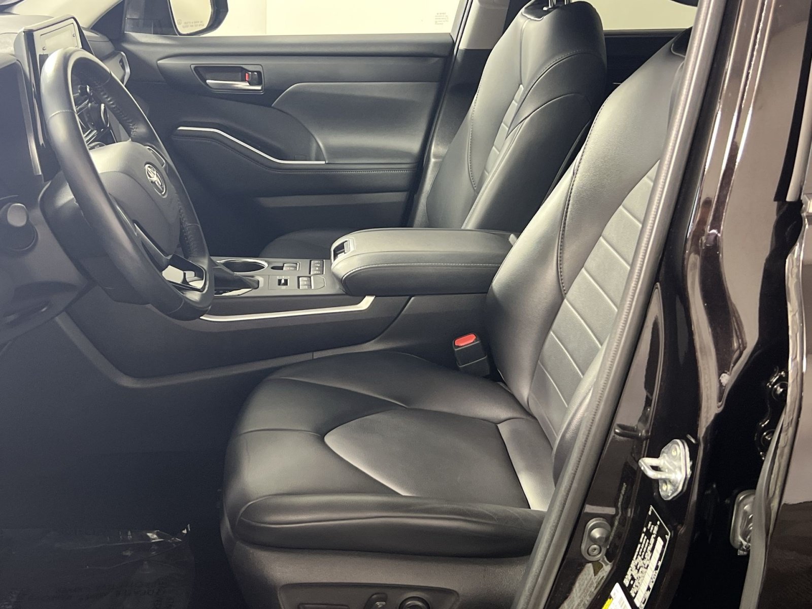 Used 2021 Toyota Highlander XLE AWD/4WD image 12