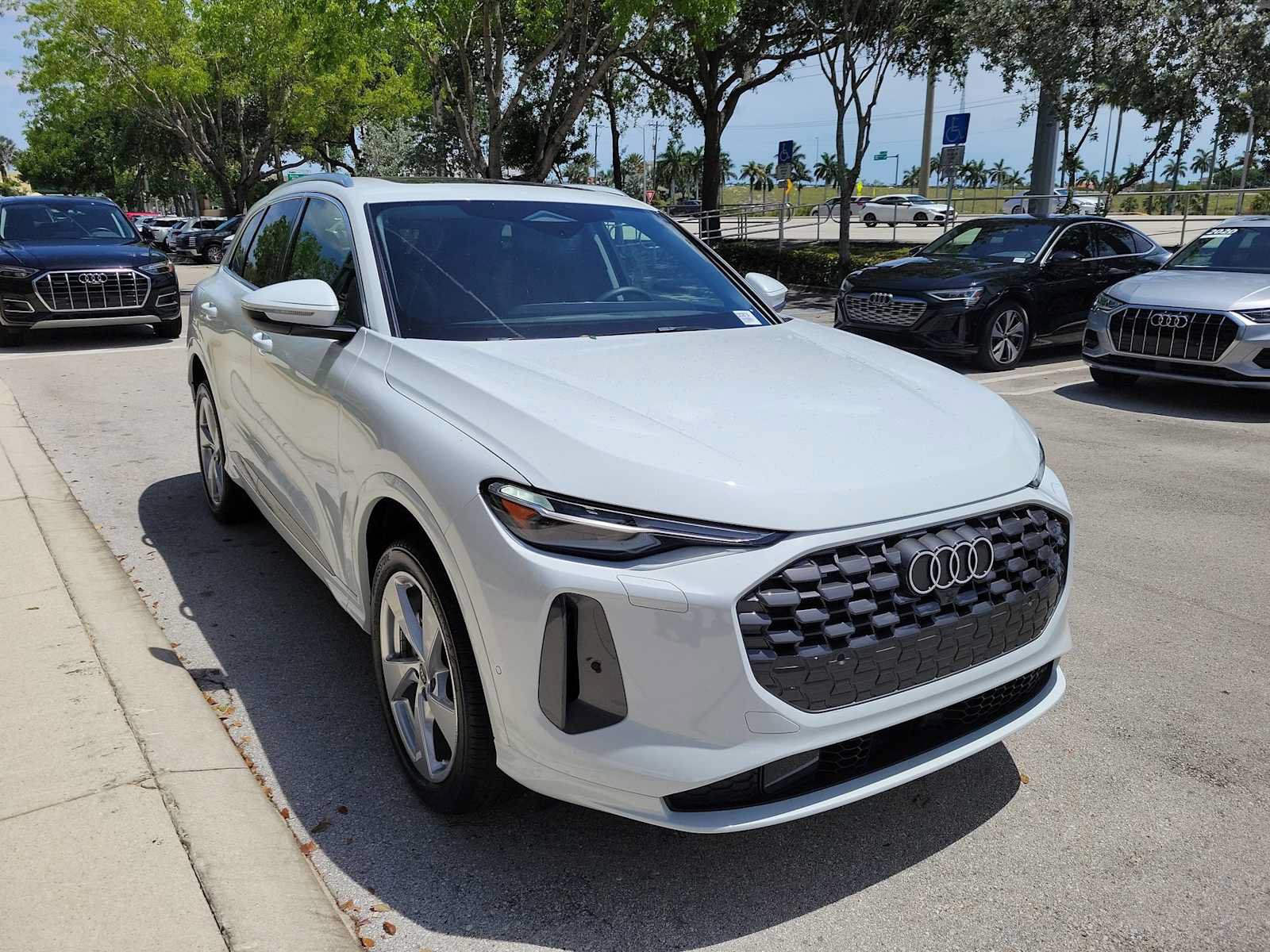 Certified 2025 Audi Q5 Premium Plus w/ Premium Plus AWD/4WD image 2
