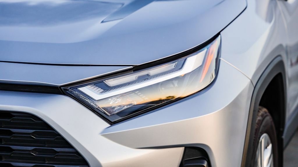 Used 2022 Toyota RAV4 XLE Premium image 5