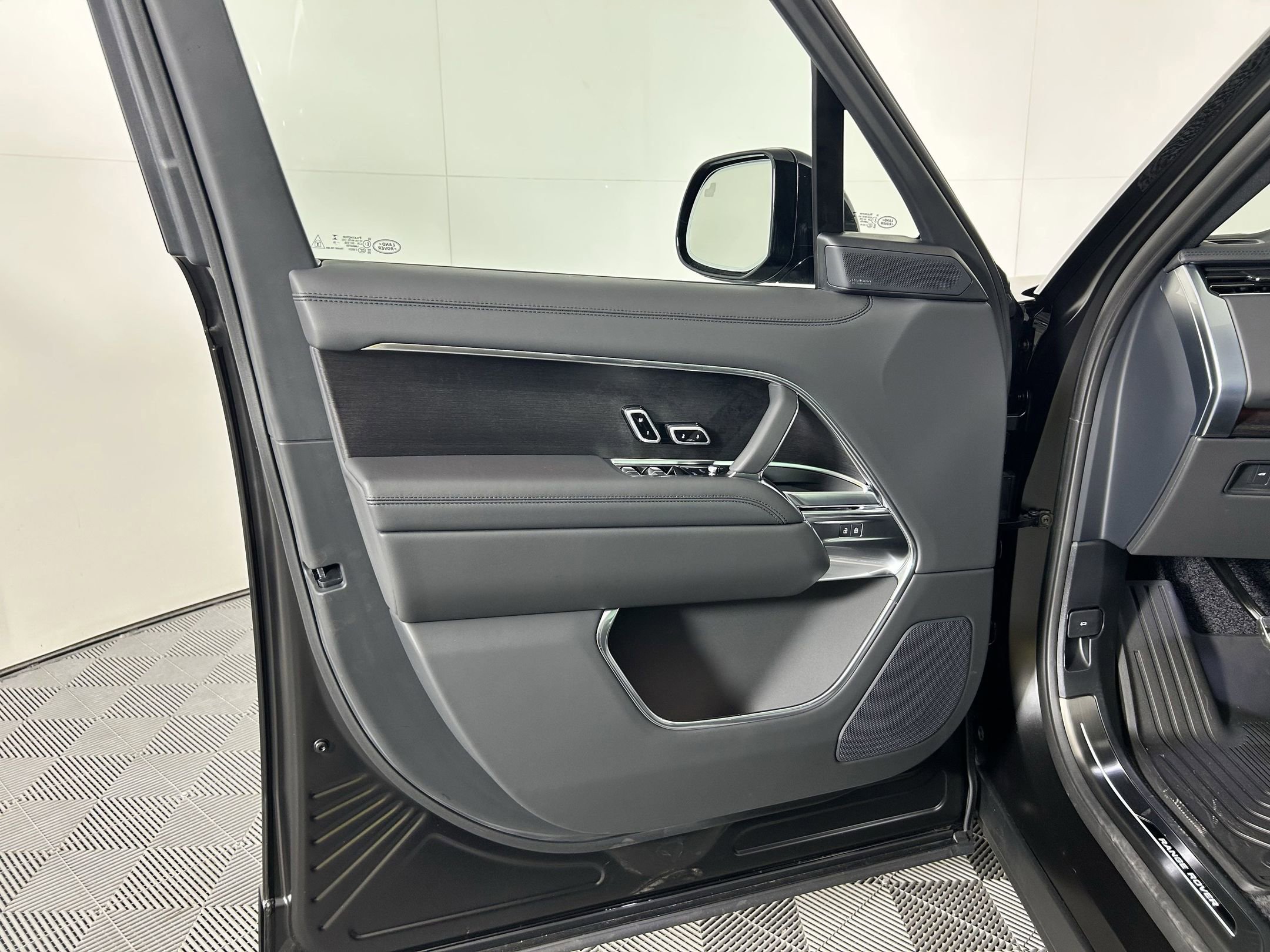 New 2025 Land Rover Range Rover SE image 19