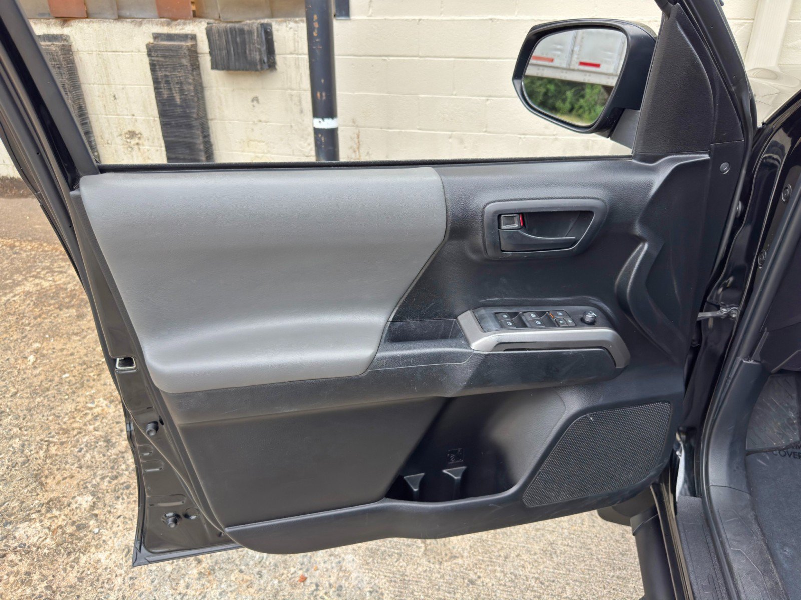 Used 2022 Toyota Tacoma SR5 RWD image 35