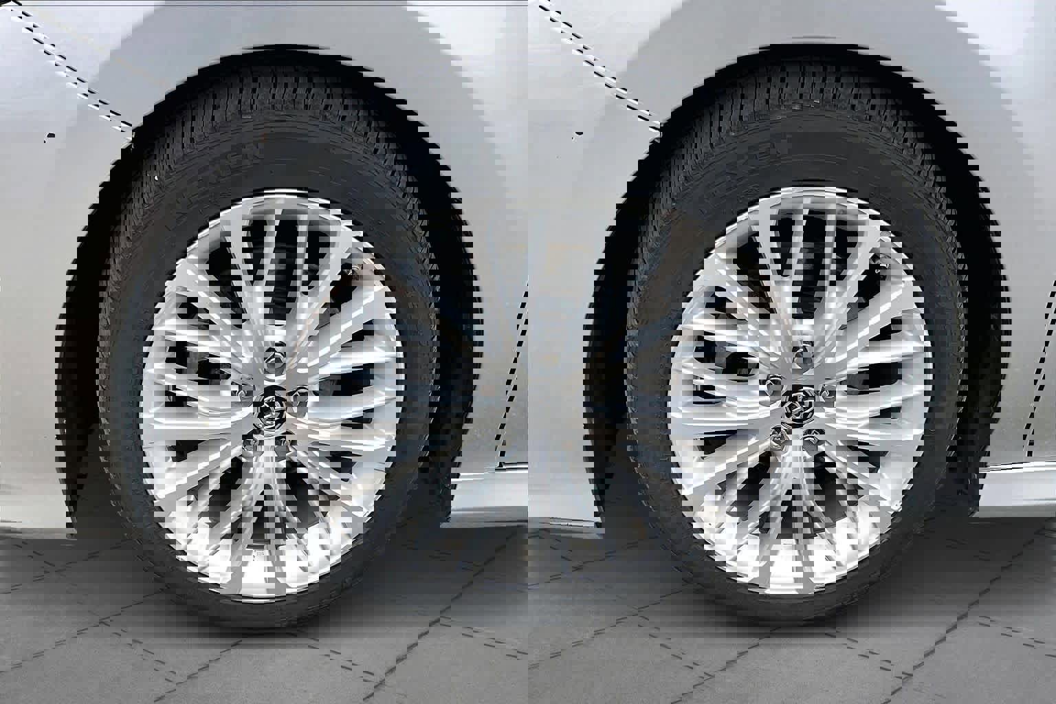 Used 2018 Toyota Camry XLE image 11