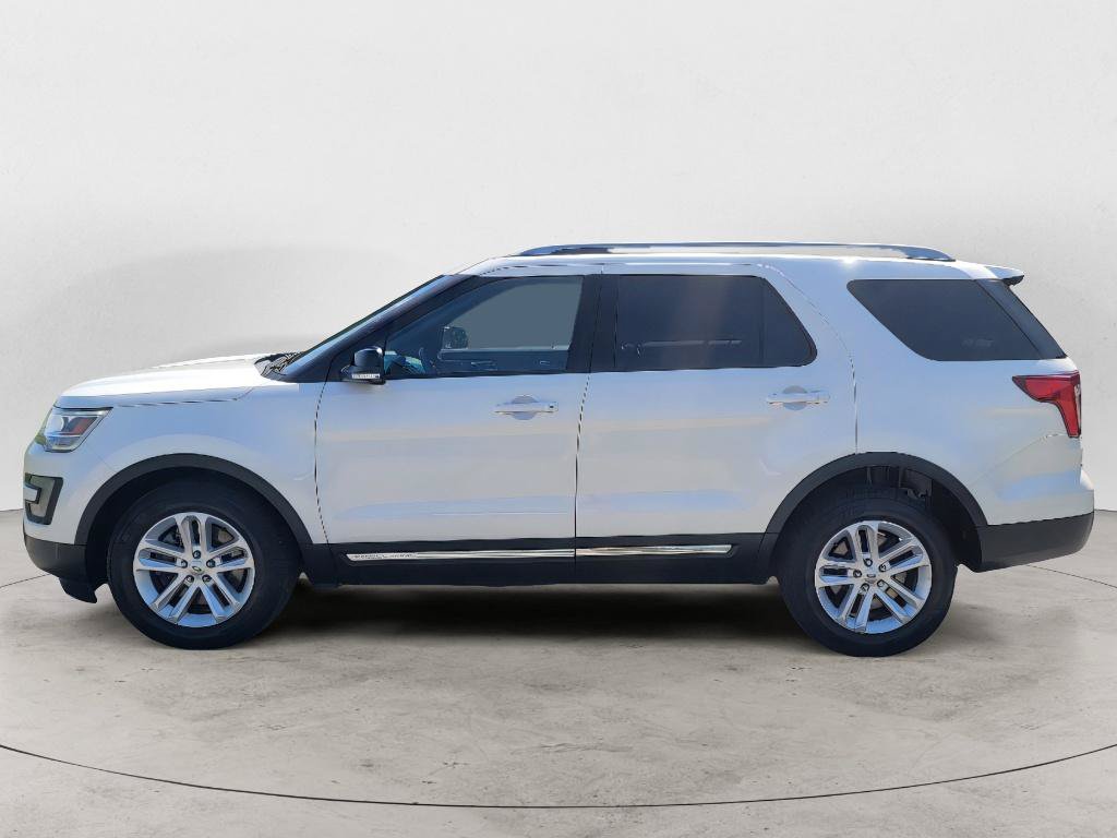Used 2017 Ford Explorer XLT w/ Equipment Group 202A FWD image 5