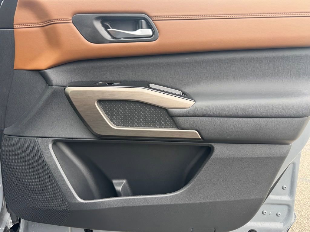 Used 2025 Nissan Pathfinder Platinum image 27
