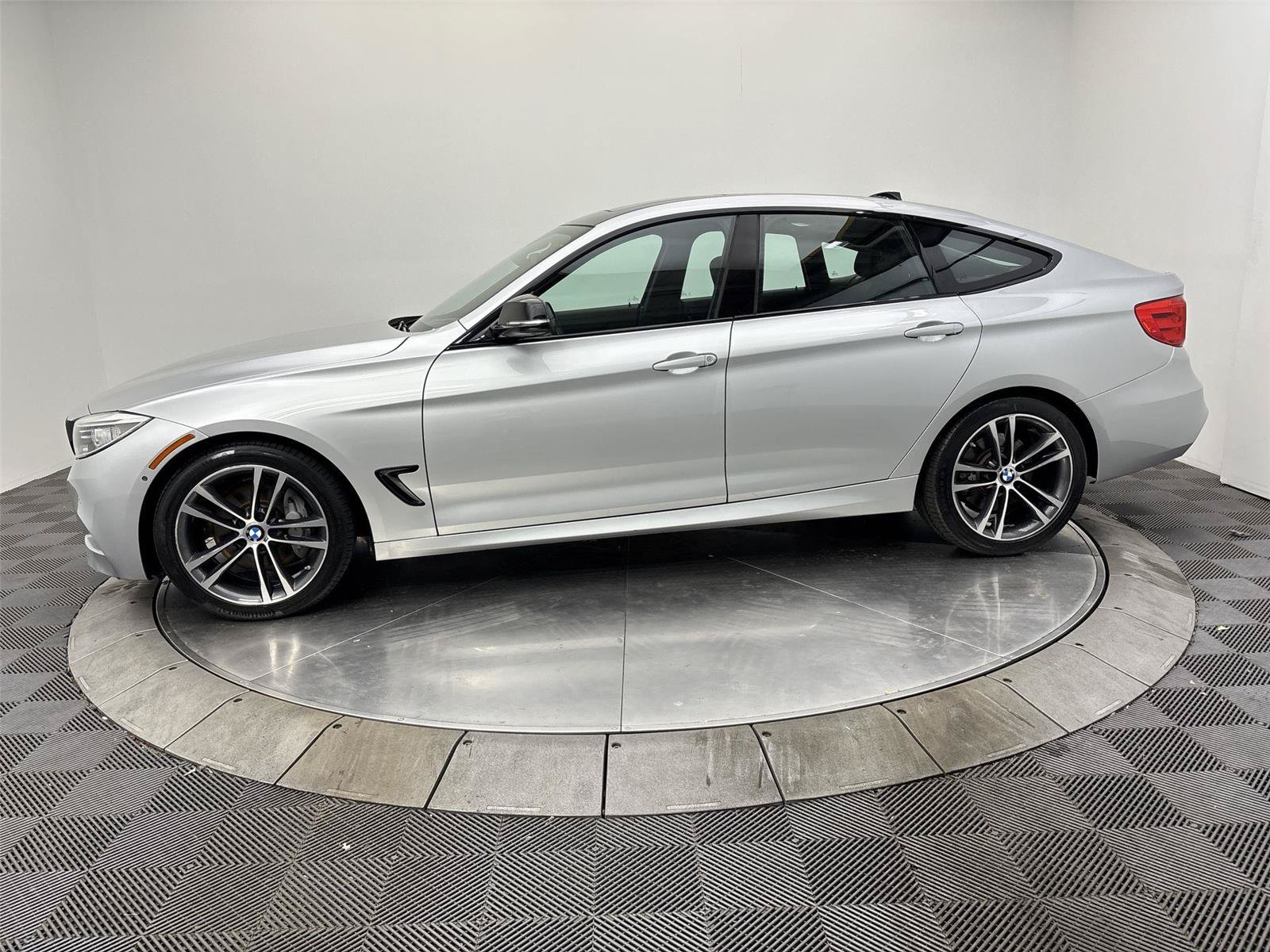 Used 2016 BMW 335i Gran Turismo xDrive AWD/4WD image 16