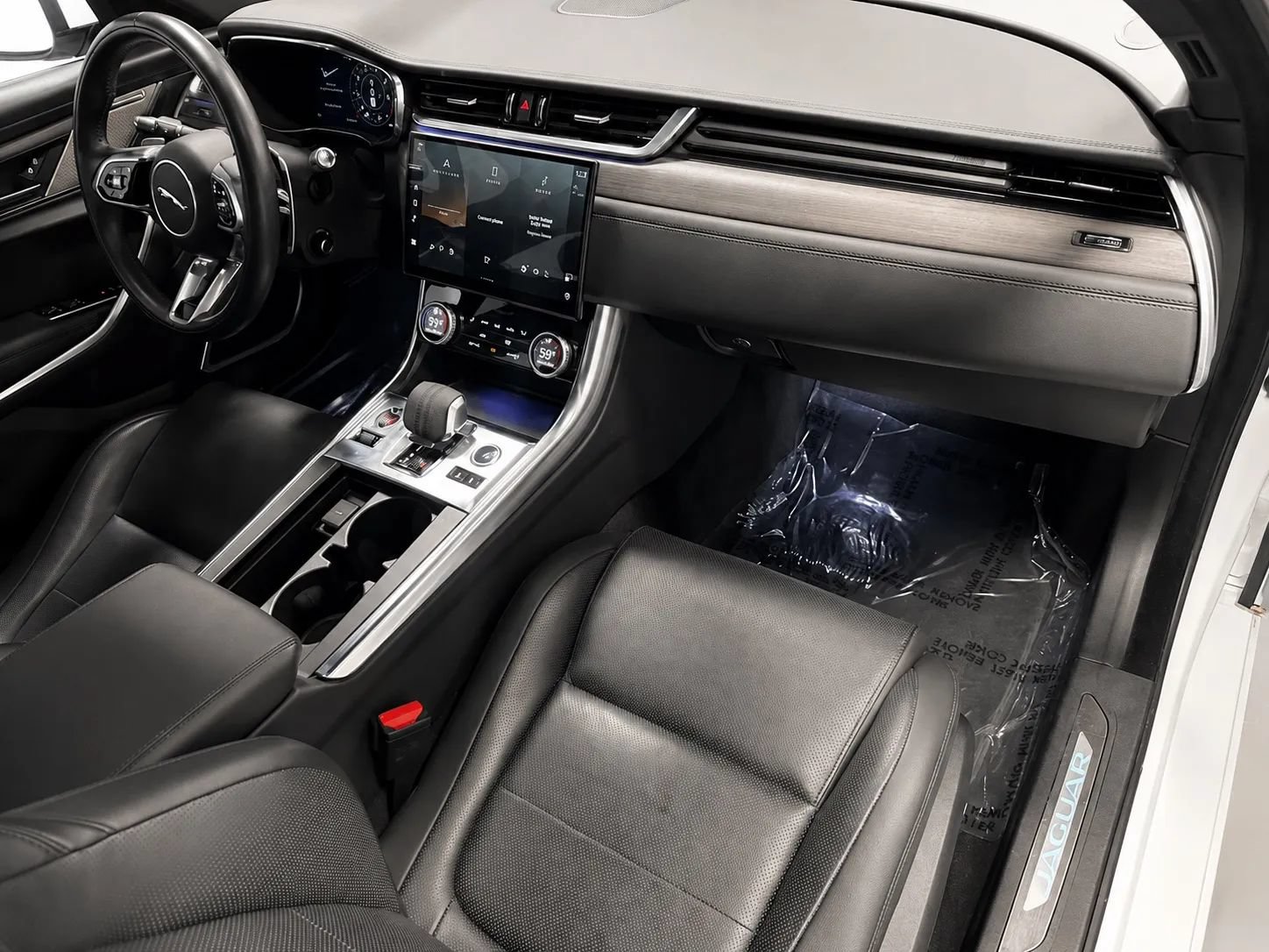 Used 2021 Jaguar XF SE RWD image 26