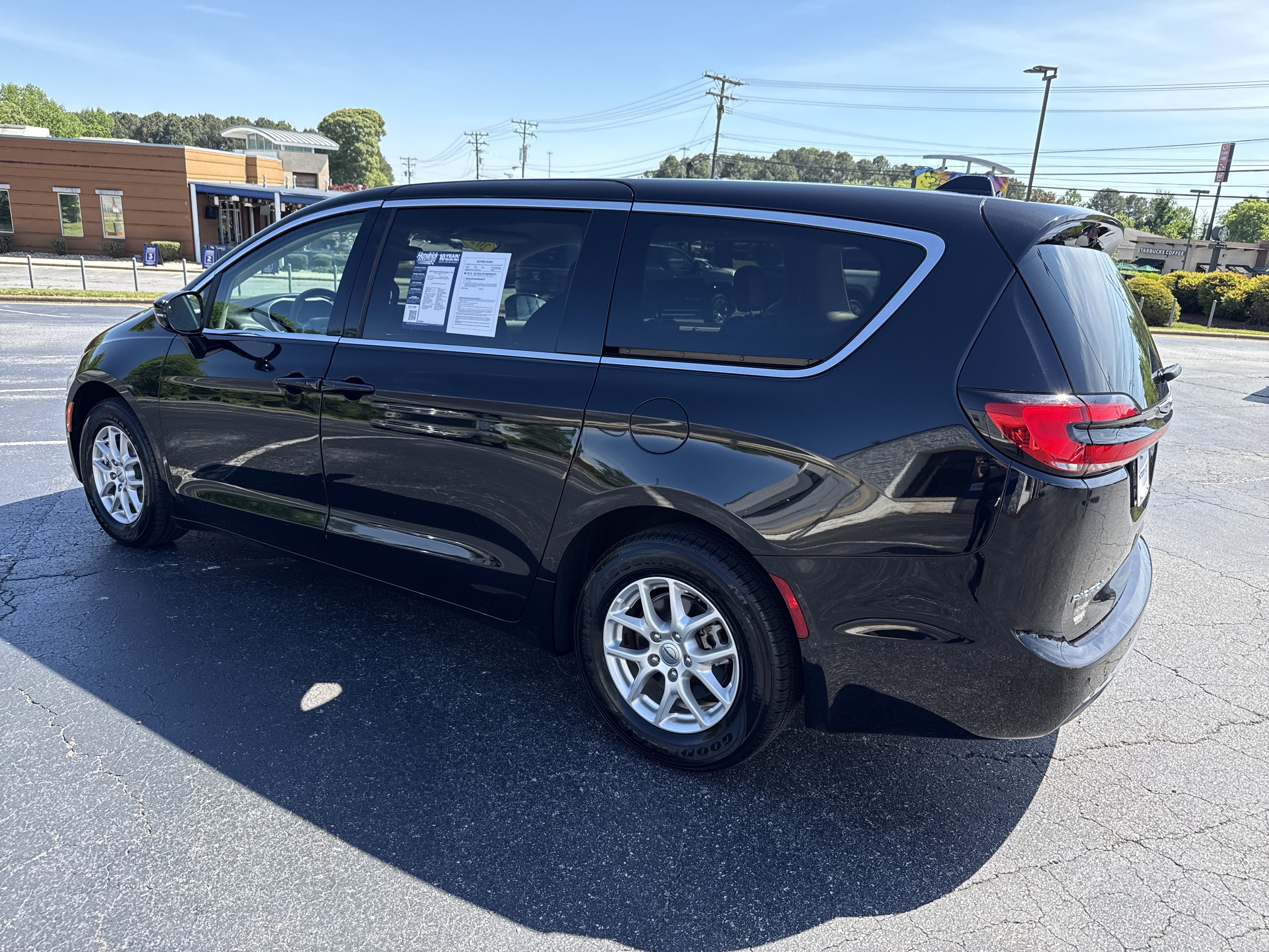 Used 2024 Chrysler Pacifica Touring-L FWD image 8