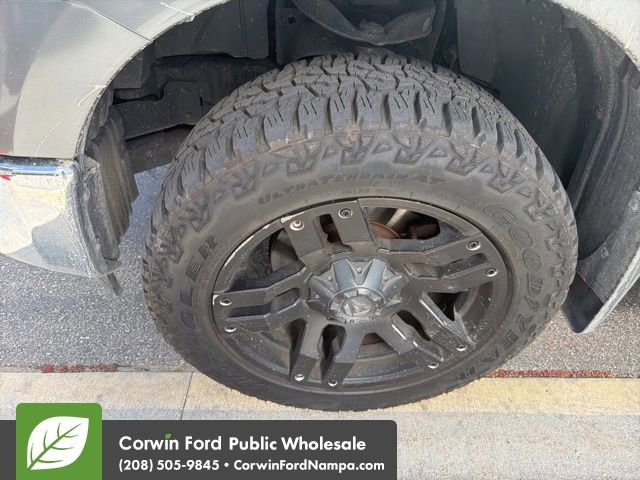 Used 2018 Nissan Titan SV w/ SV Convenience Package AWD/4WD image 7
