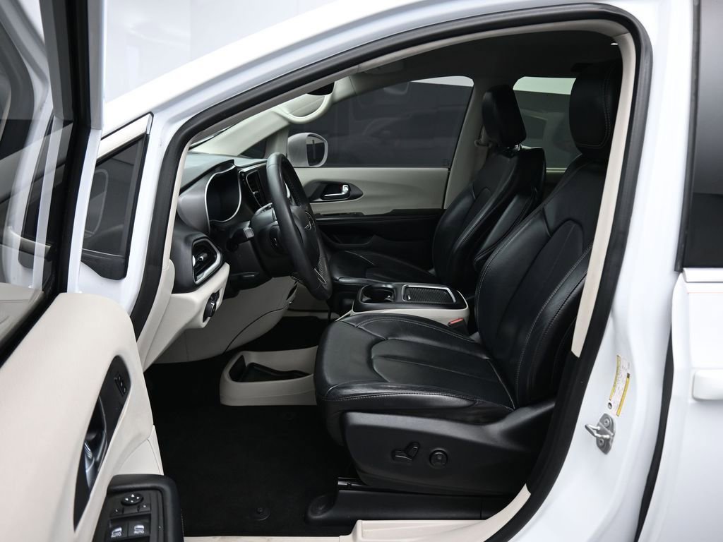 Used 2022 Chrysler Pacifica Touring-L image 11