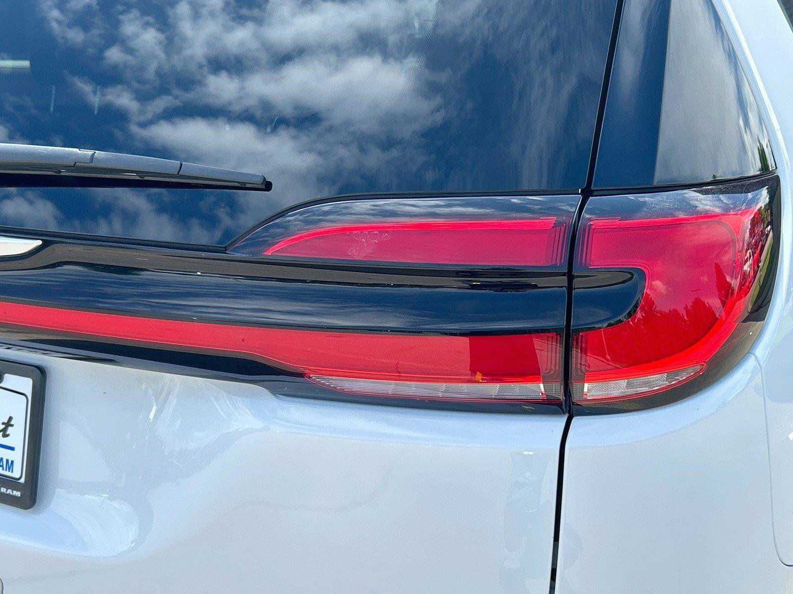 Used 2024 Chrysler Pacifica Touring-L FWD image 10