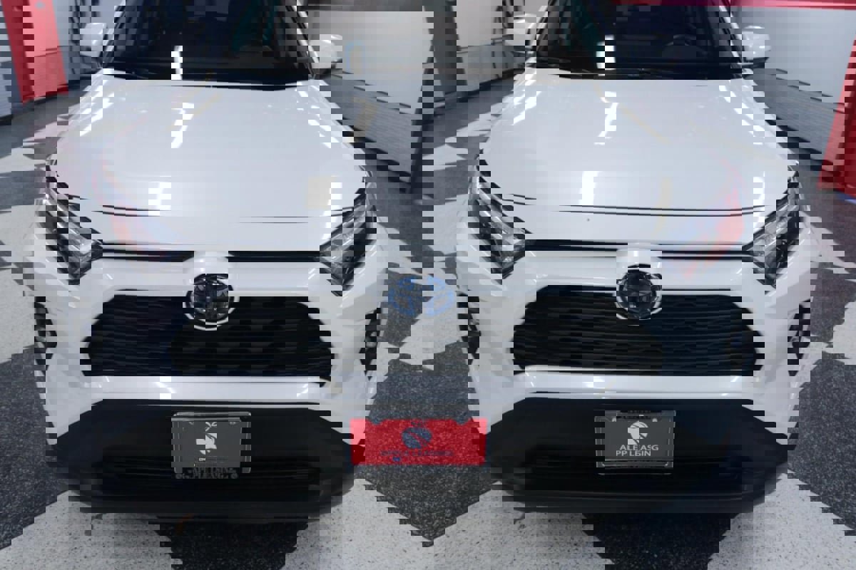 Used 2022 Toyota RAV4 XLE Premium image 4