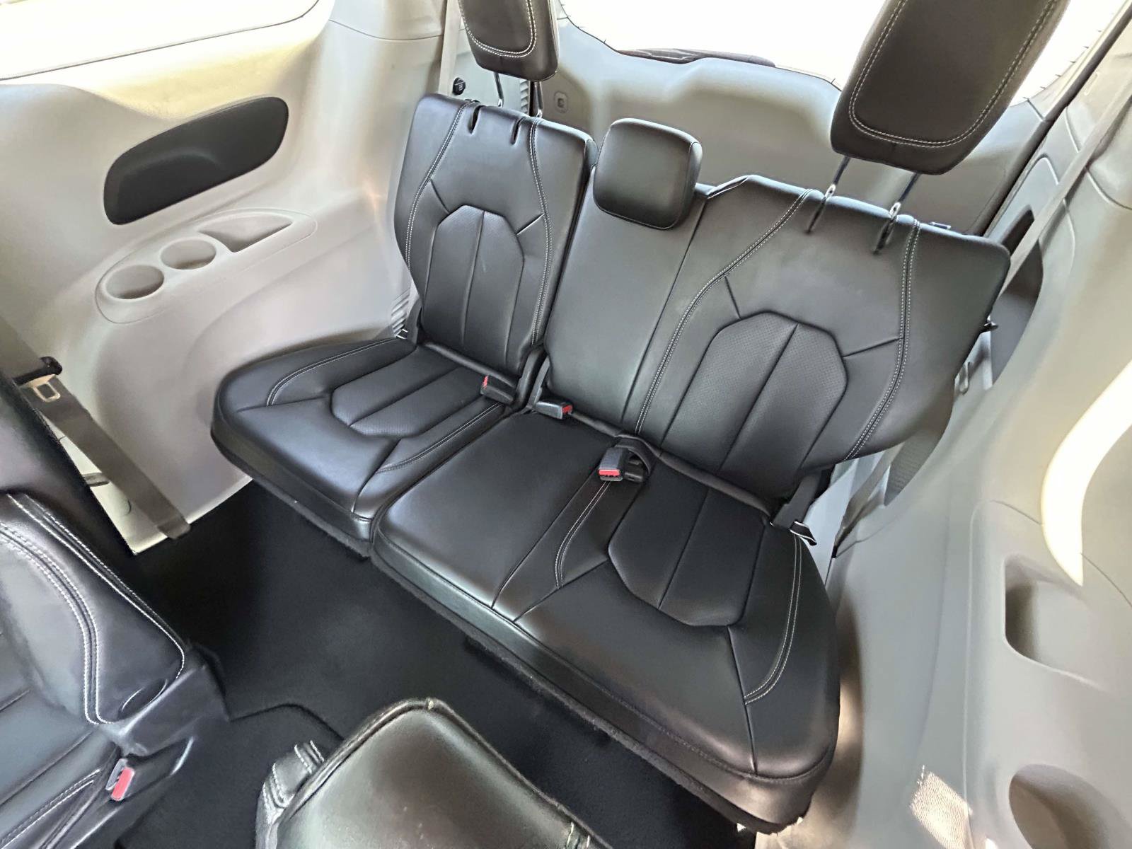 Used 2023 Chrysler Pacifica Touring-L FWD image 12