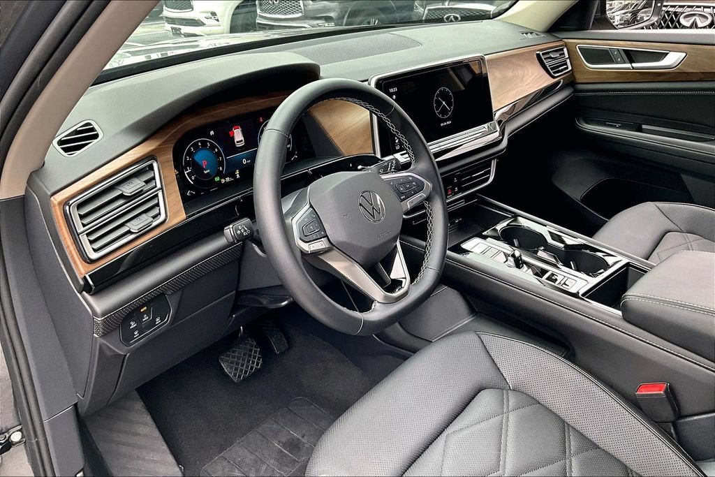 Used 2025 Volkswagen Atlas SE FWD image 17
