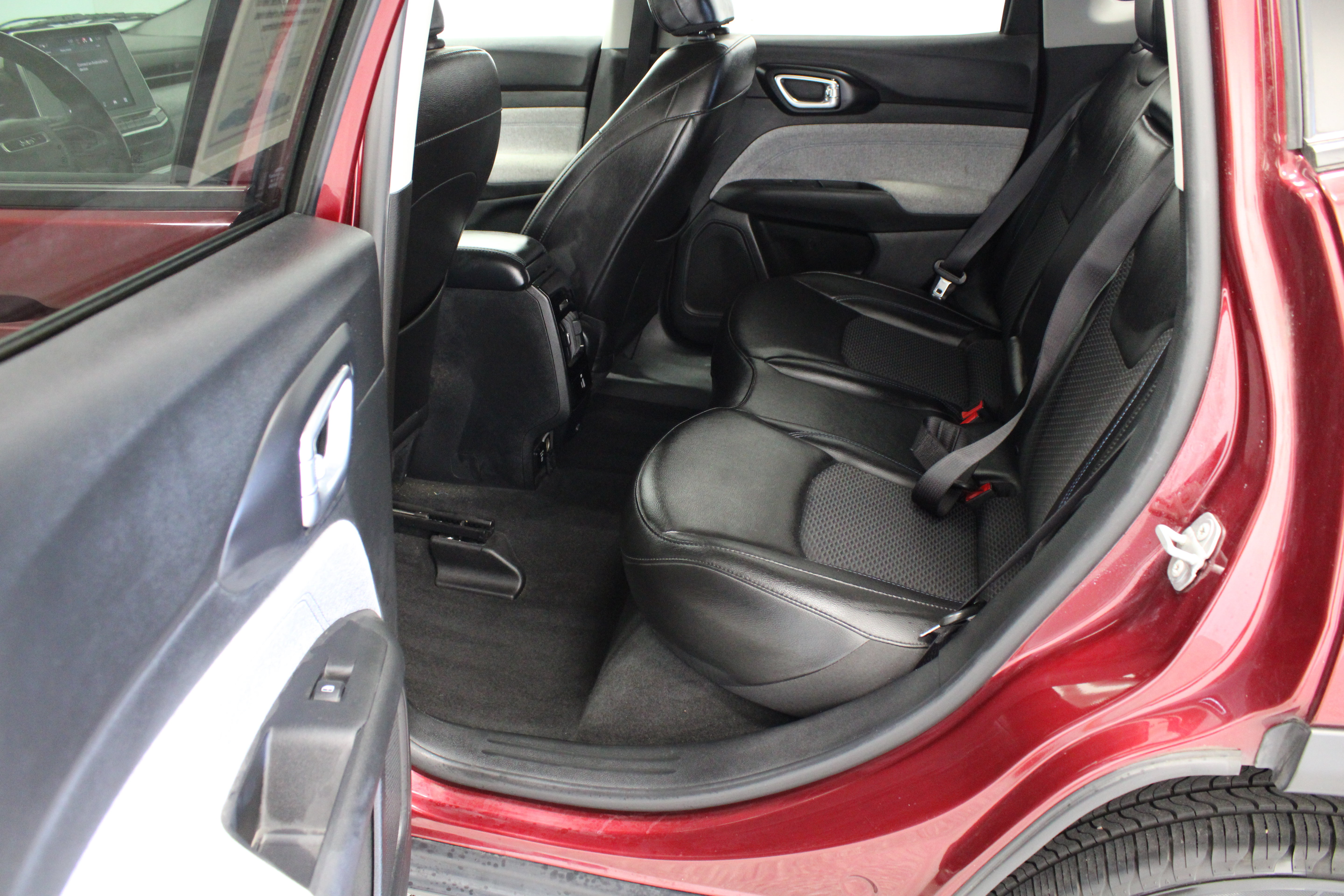 Used 2022 Jeep Compass Latitude w/ Convenience Group AWD/4WD image 28