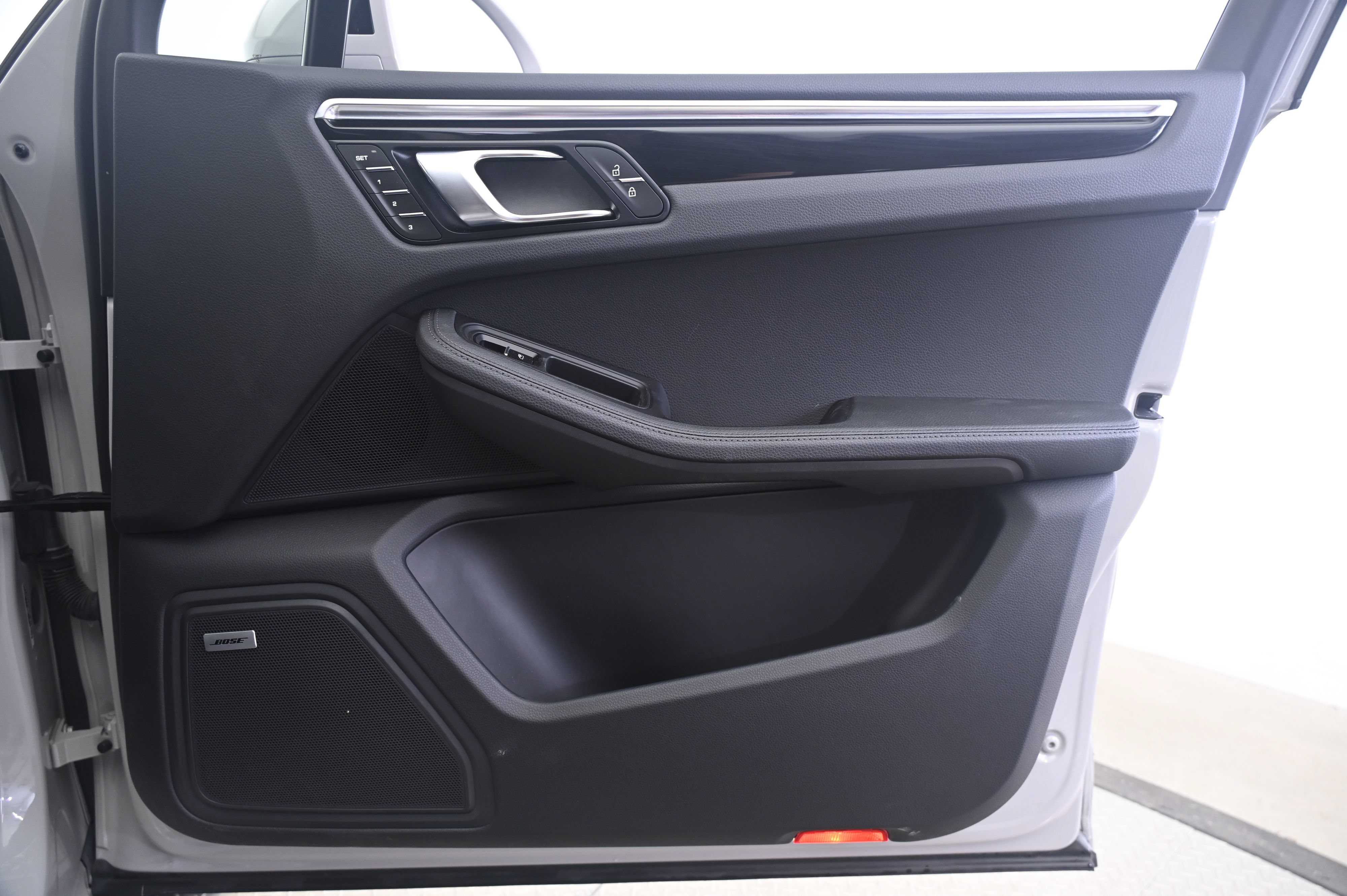 Certified 2023 Porsche Macan AWD/4WD image 20