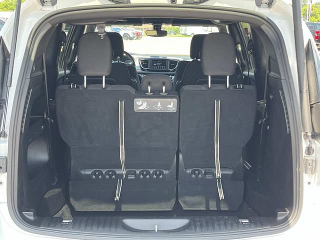Used 2020 Chrysler Pacifica Touring w/ S Appearance Package FWD image 6