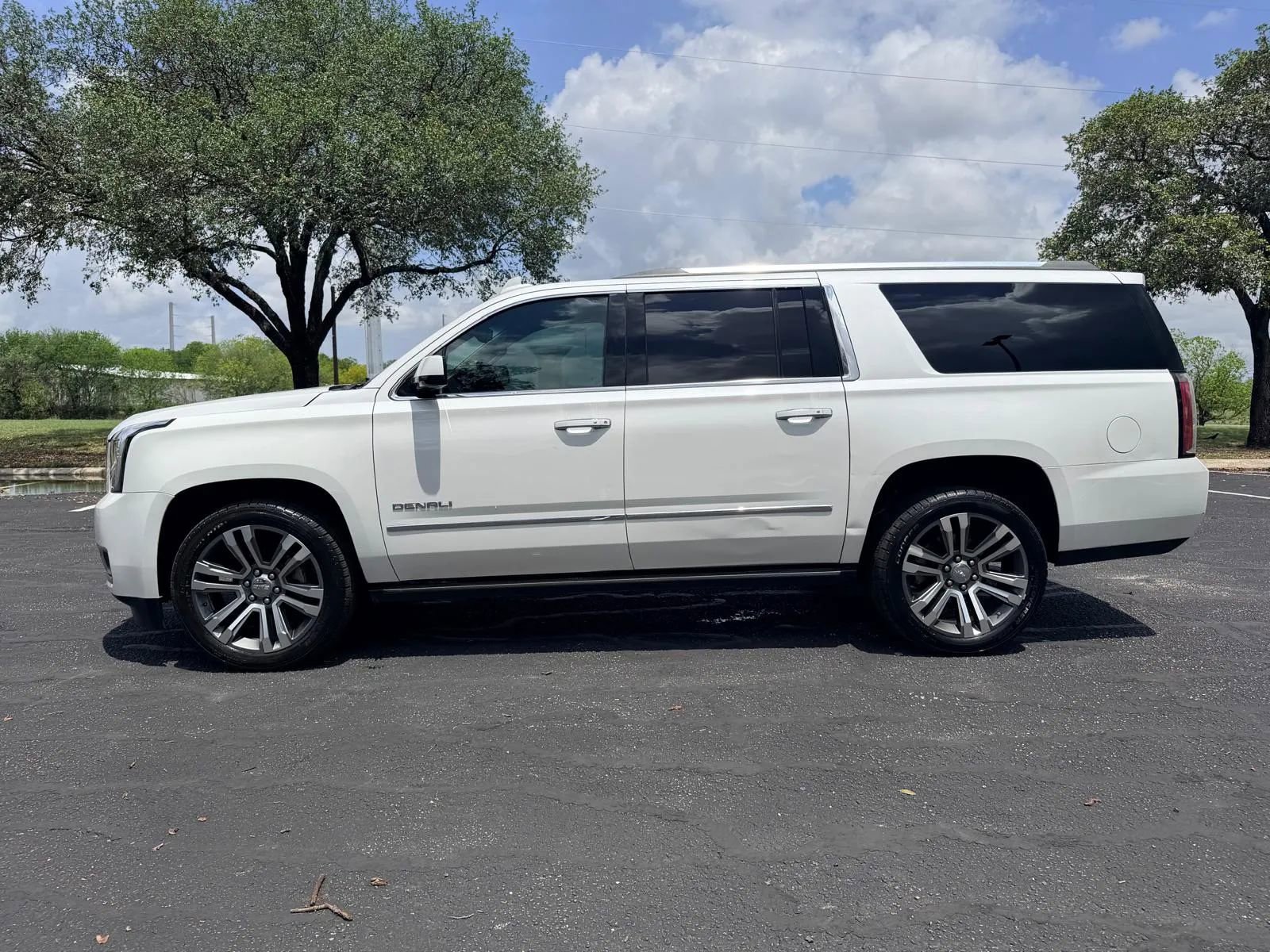 Used 2019 GMC Yukon XL Denali w/ Denali Ultimate Package RWD image 4