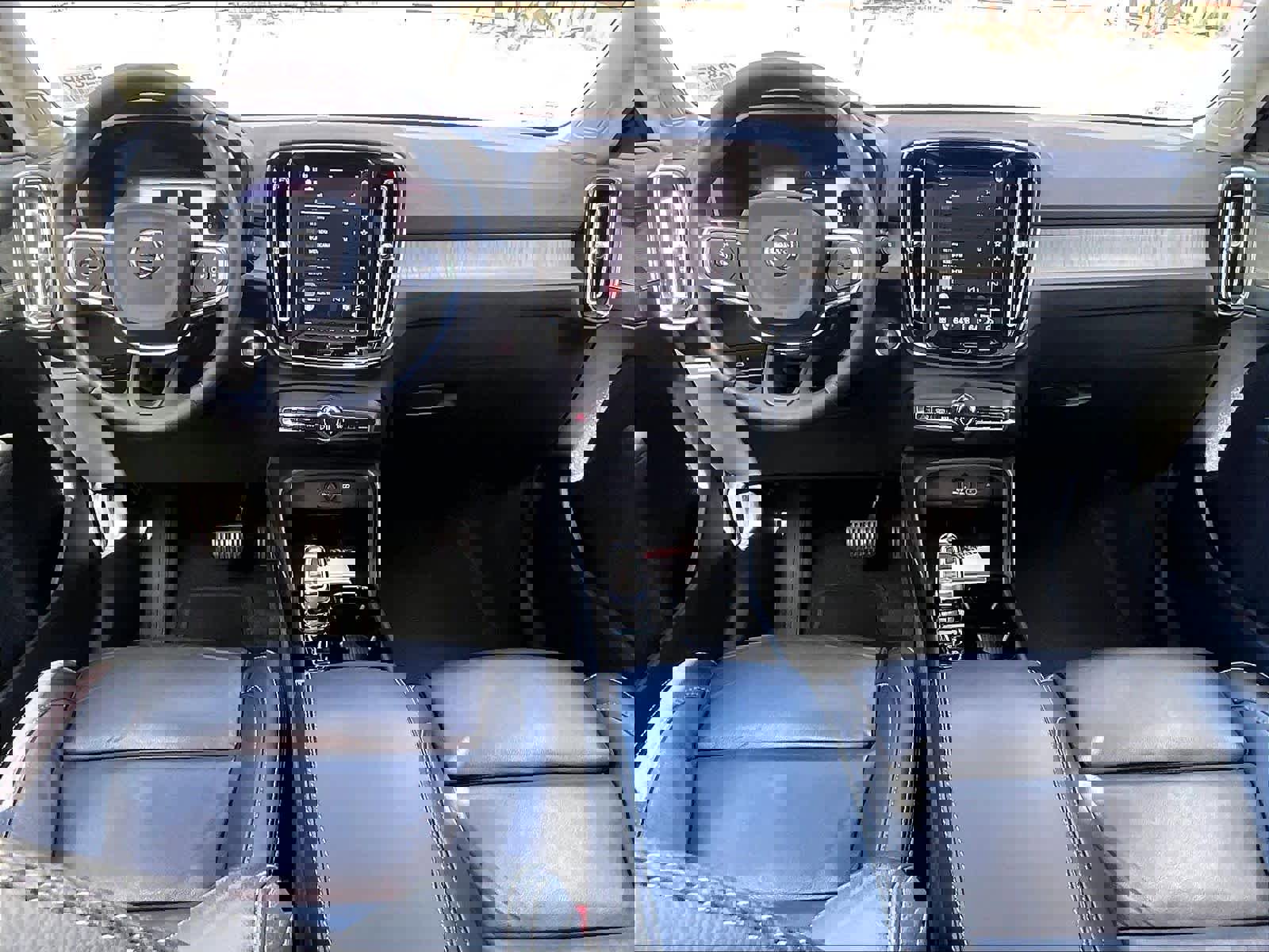 Used 2023 Volvo XC40 B5 Plus w/ Protection Package Premier image 17