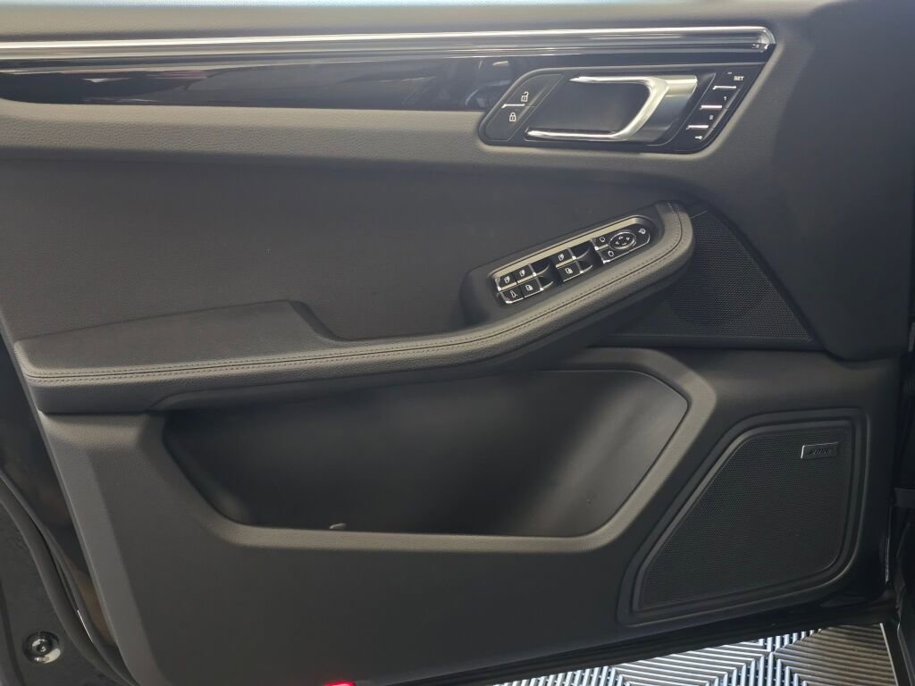 Certified 2025 Porsche Macan image 33
