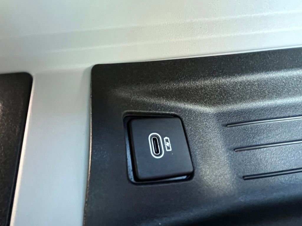 Used 2023 Land Rover Defender 110 SE image 40