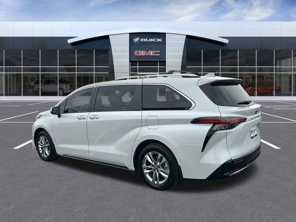 Used 2024 Toyota Sienna Limited image 3
