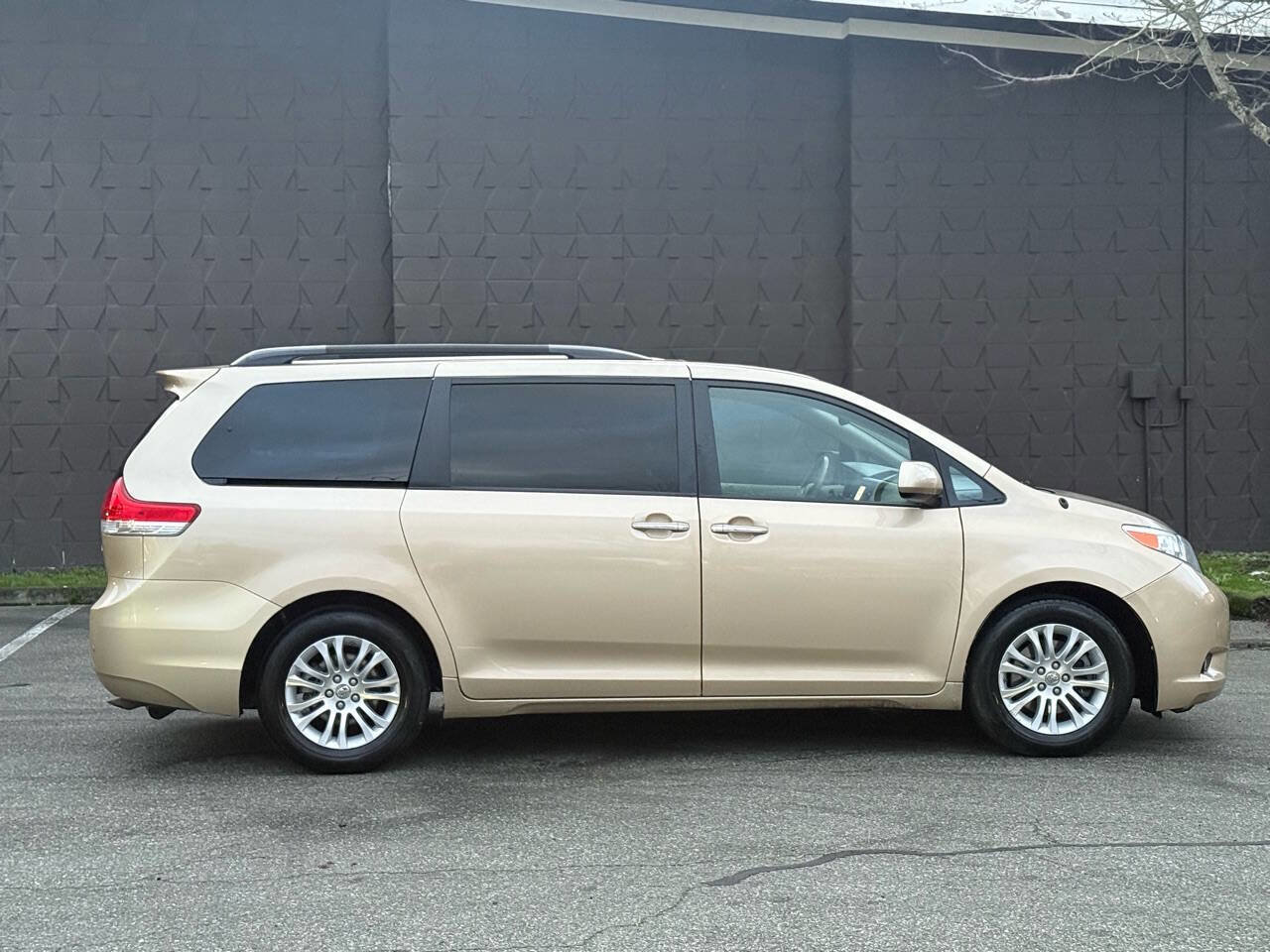 Used 2014 Toyota Sienna XLE FWD image 4