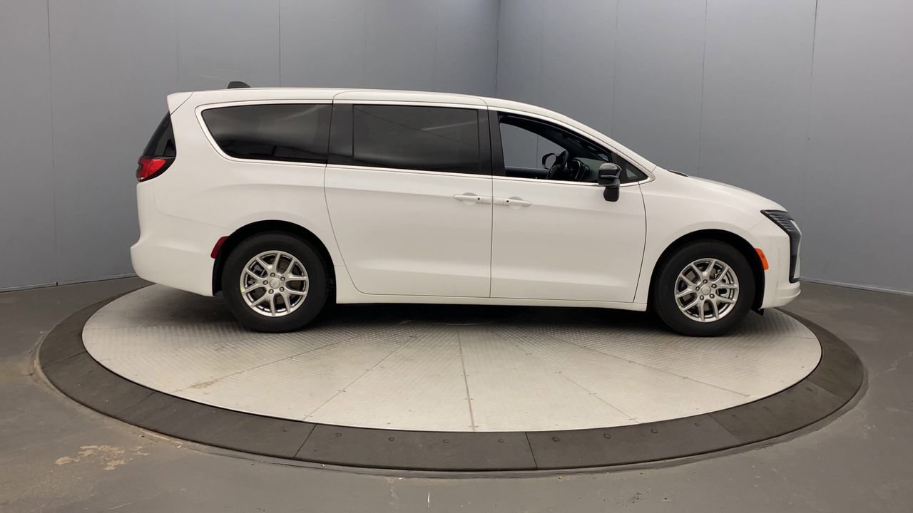 New 2027 Chrysler Pacifica Select FWD image 6