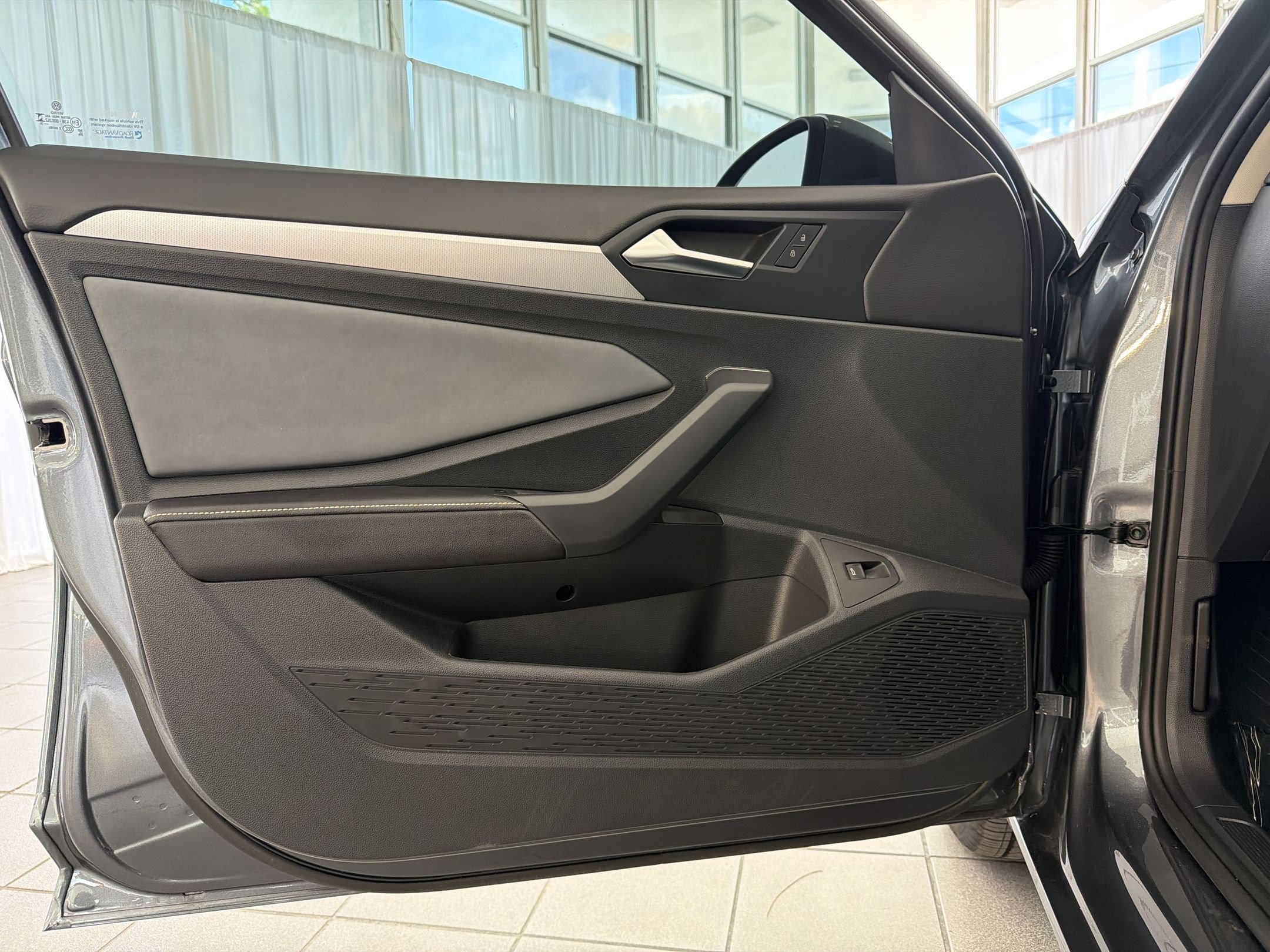 Used 2025 Volkswagen Jetta SE w/ Sunroof Package FWD image 22