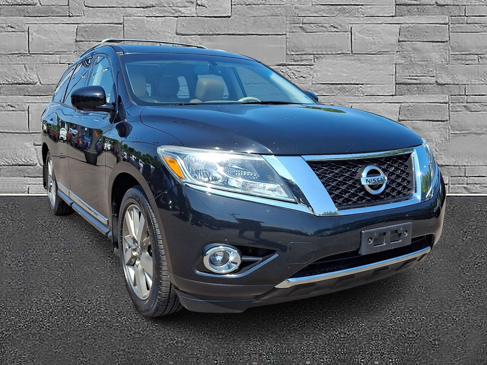 Used 2015 Nissan Pathfinder Platinum w/ Family Entertainment Package AWD/4WD image 2