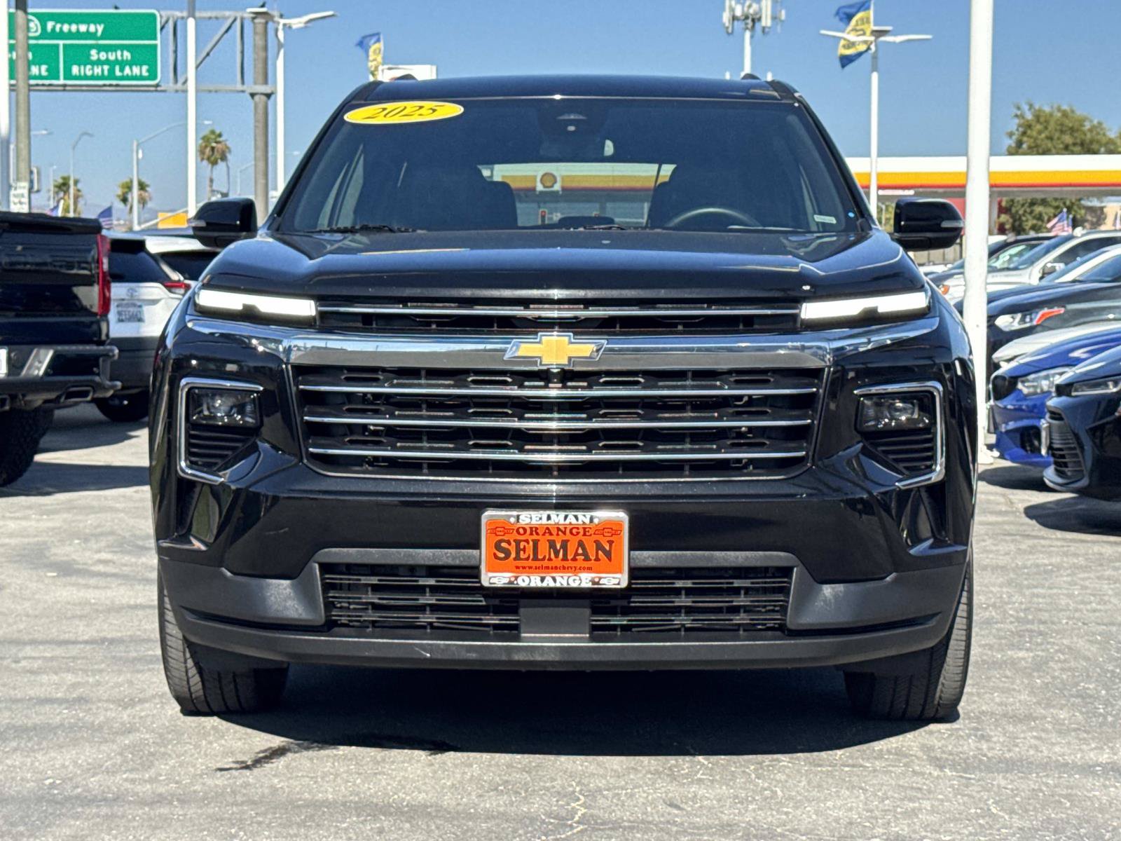 Used 2025 Chevrolet Traverse LT FWD image 2