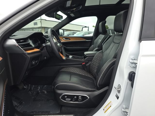 Used 2025 Jeep Grand Cherokee L Summit AWD/4WD image 16