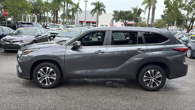 Used 2023 Toyota Highlander XLE FWD image 4