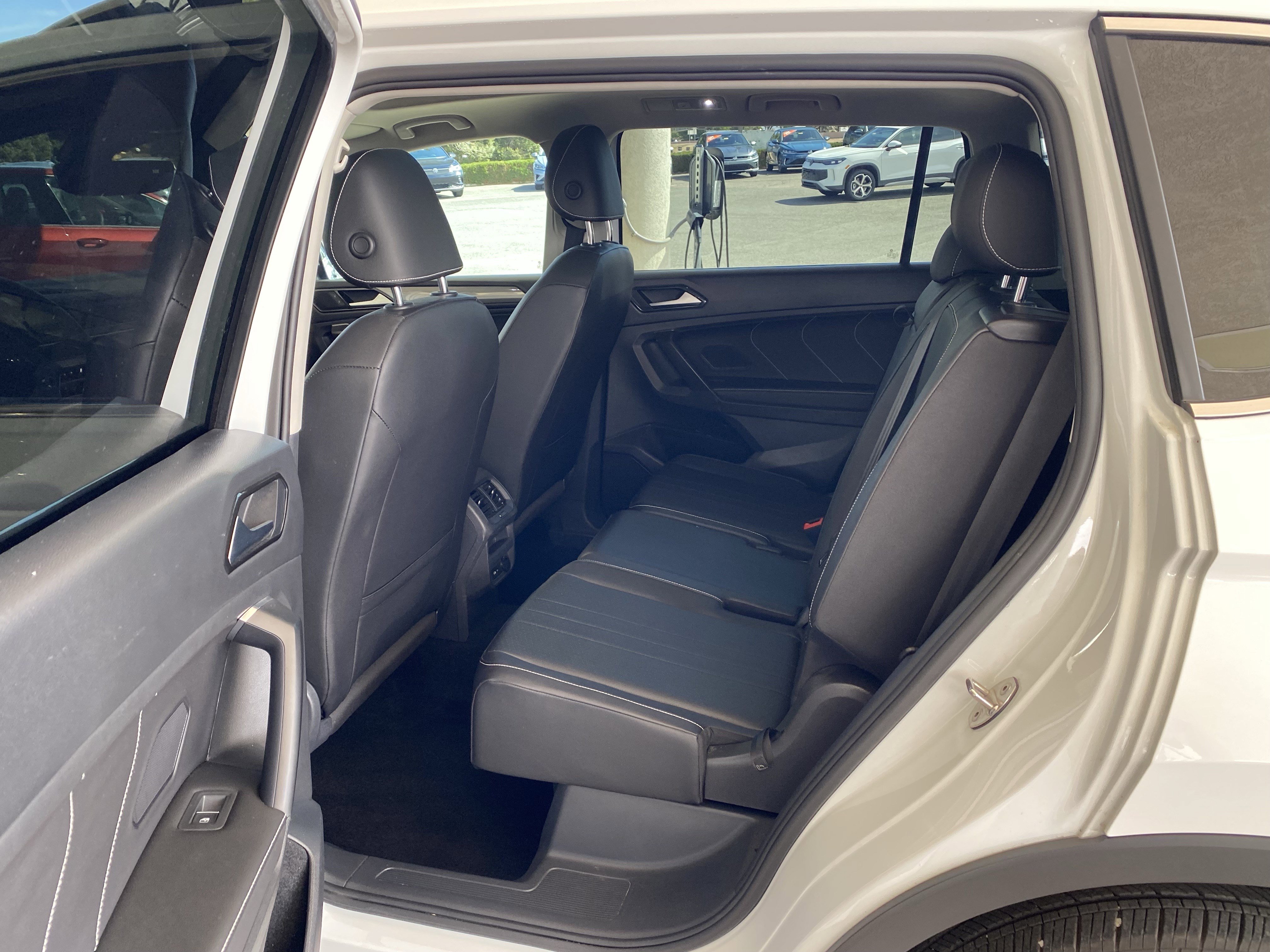 Used 2022 Volkswagen Tiguan SE w/ Panoramic Sunroof Package FWD image 25