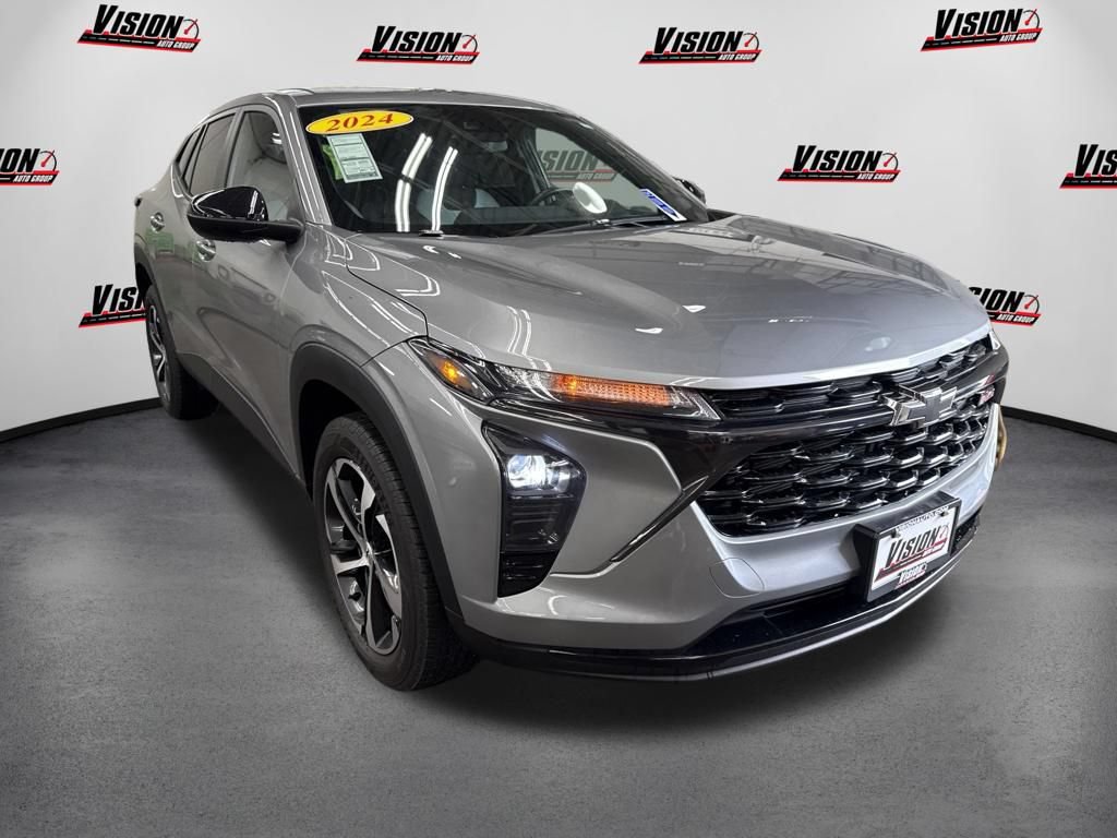 Used 2024 Chevrolet Trax RS w/ Driver Confidence Package FWD image 3