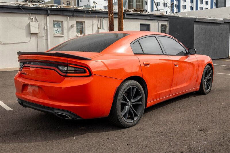 Used 2017 Dodge Charger SE w/ Blacktop Package image 5